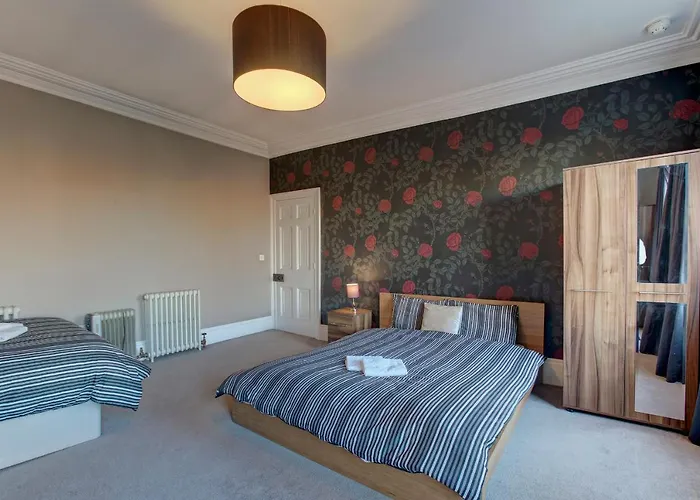Manchesters Ultimate House - Hot Tub - Sleeps 23!