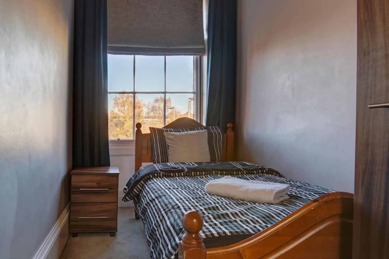 Manchesters Ultimate House - Hot Tub - Sleeps 23! Hébergement de vacances *